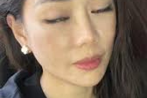 这个坚强面对绝症的少女形象不仅让